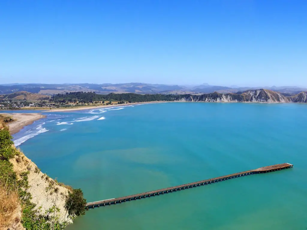 رصيف ميناء على خليج Tolaga في East Cape في نيوزيلندا. الصورة من Shutterstock.com