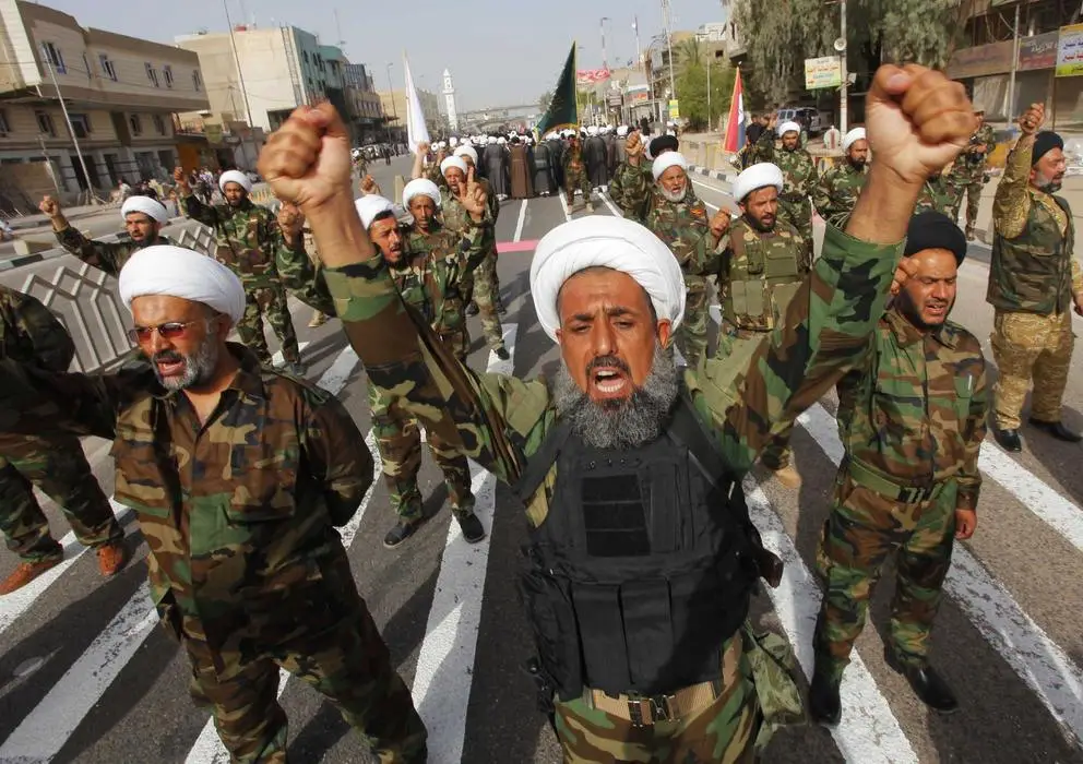 مقاتلو جيش المهدي الشيعيون الموالون لمقتدى الصدر ينظمون مسيرات في النجف.