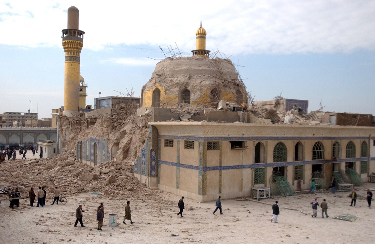 مسجد العسكري الشيعي المتضرر من القصف، أحد الأماكن الشيعية المقدسة. صورة: Hameed Rasheed/AP Photo