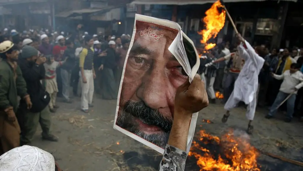 متظاهرون في الهند ضد إعدام صدام حسين. صورة: Ahmad Masood/Reuters