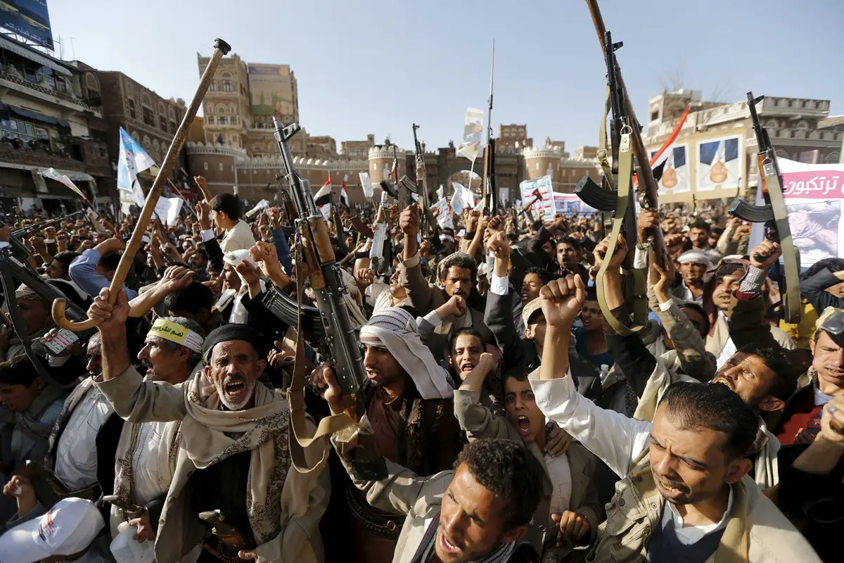 أتباع الحوثي يتظاهرون ضد الغارات الجوية التي تقودها السعودية على اليمن. صورة: Khaled Abdullah Ali Al Mahdi/Reuters