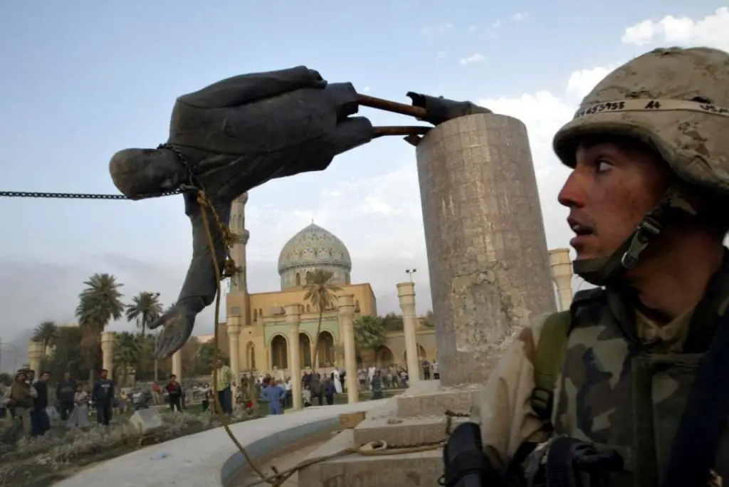 الجنود الأمريكيون يسقطون تمثال صدام حسين.