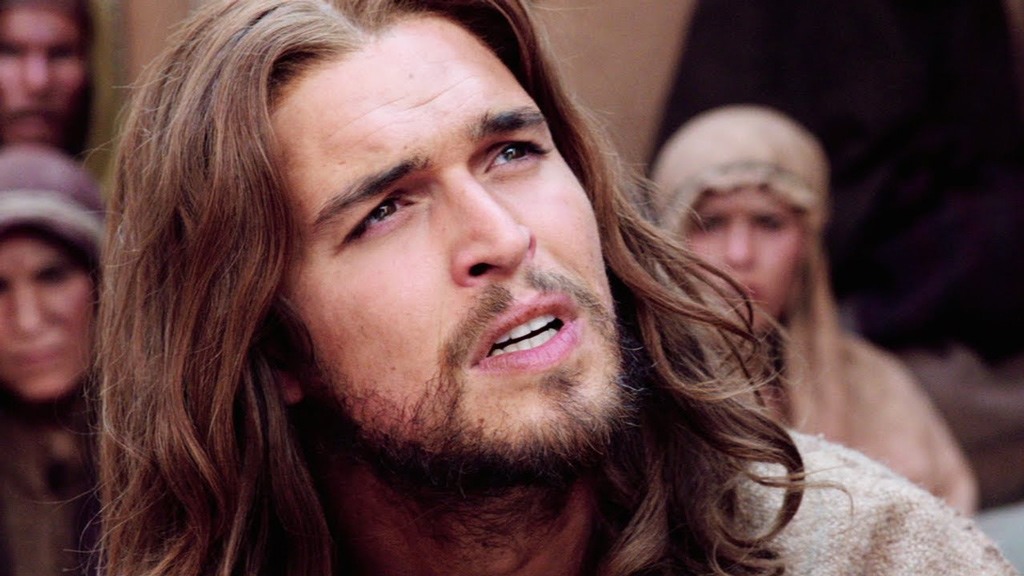 صورة لـ(دييغو مورغادو) الذي لعب دور المسيح في مسلسل «الإنجيل» الذي صدر عام 2014، وكان المُمثّل وسيماً جداً لذا أطلق عليه المتابعون لقب ”اليسوع المثير“.
