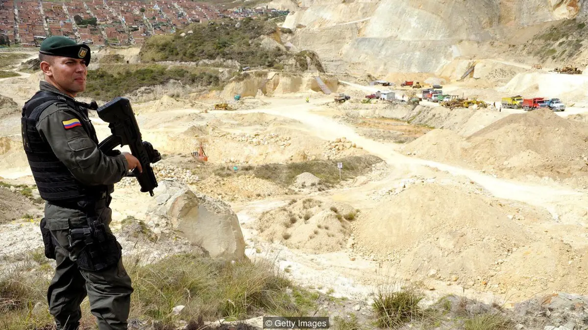 أدى ارتفاع الطلب على الرمل إلى ظهور تجارة غير قانونية له في العالم، في هذه الصورة يظهر لنا جندي يحرس موقع تنقيب عن الرمل في (بوغوتا) في كولومبيا. صورة: Getty Images