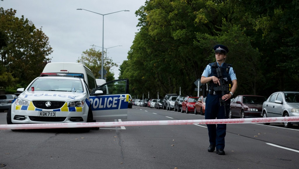 الشرطة بالقرب من مسجد النور في (كرايستشيرش) في (نيوزيلندا).