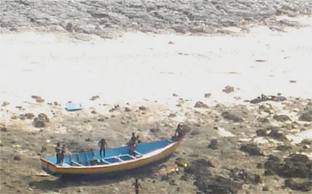 أفراد القبيلة يأخذون قارباً عثروا عليه في شواطئ الجزيرة.