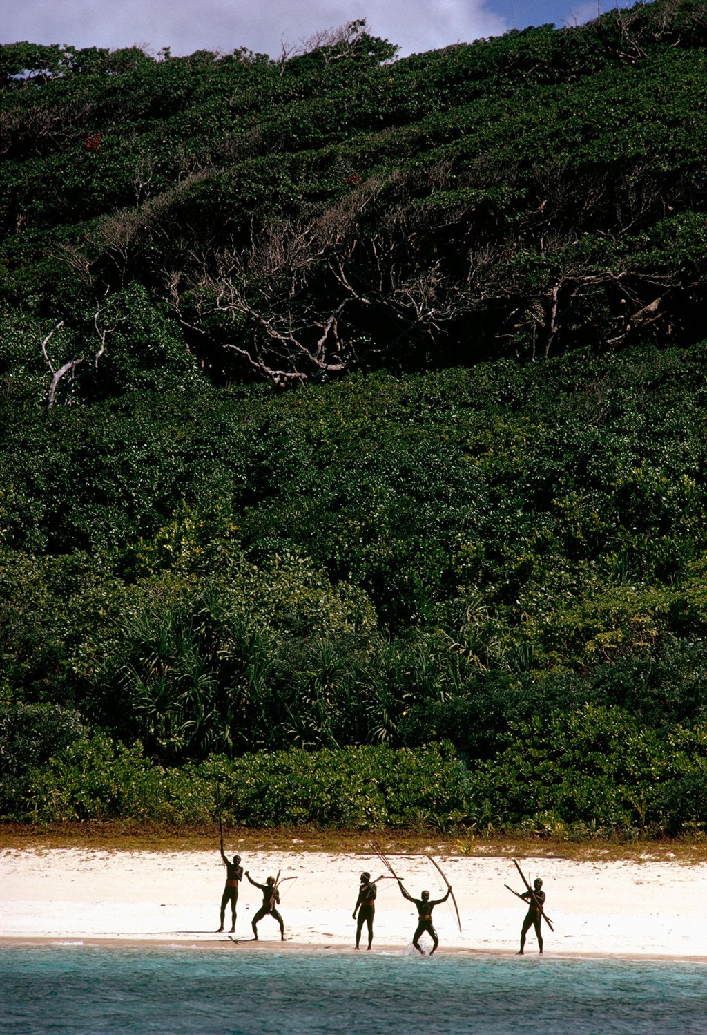 يعد حمل أفراد القبيلة للأقواس والسهام على طول شواطئ الجزيرة دليلًا على تحدي القبيلة للعالم الخارجي. نُشرت هذه الصورة لأول مرة في عدد يوليو/تموز سنة 1975 من مجلة ناشيونال جيوغرافيك. صورة: Raghubir Singh/Nat Geo