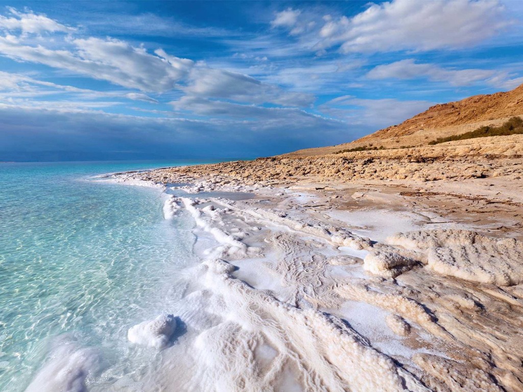 صورة لساحل البحر الميت. الصورة من Shutterstock / Nickolay Vinokurov