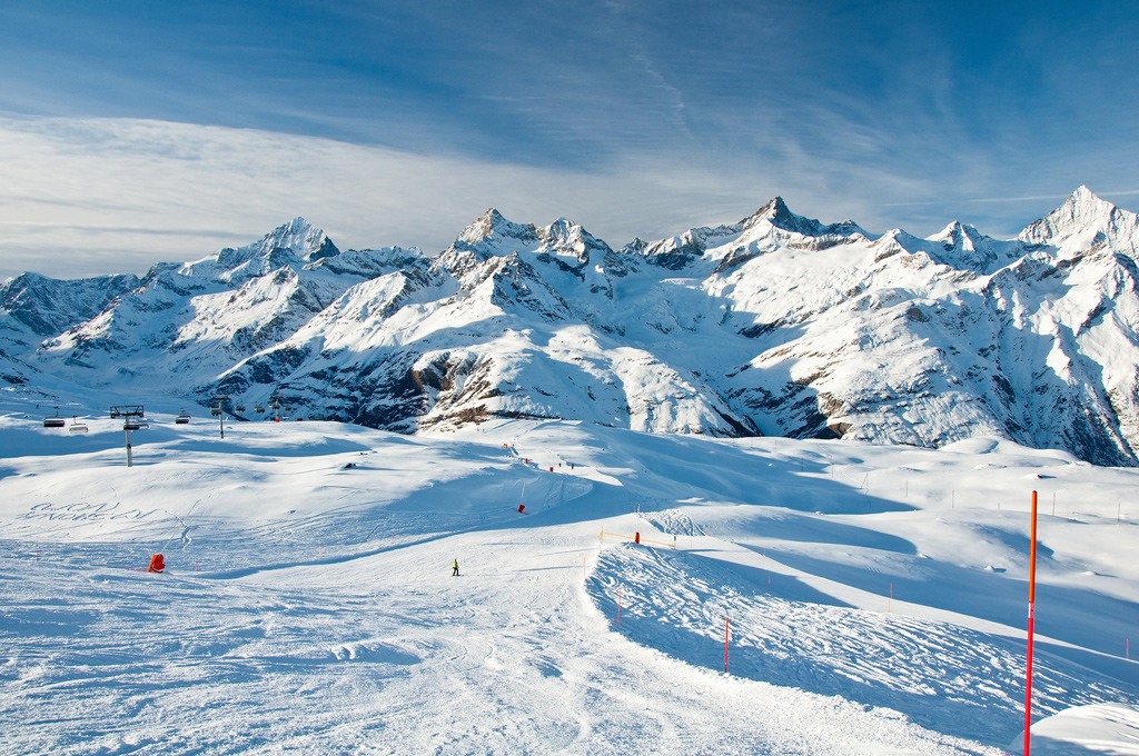 منحدرٌ تضربه أشعة الشمس في جبال الألب السويسرية. الصورة من Shutterstock / hanmon