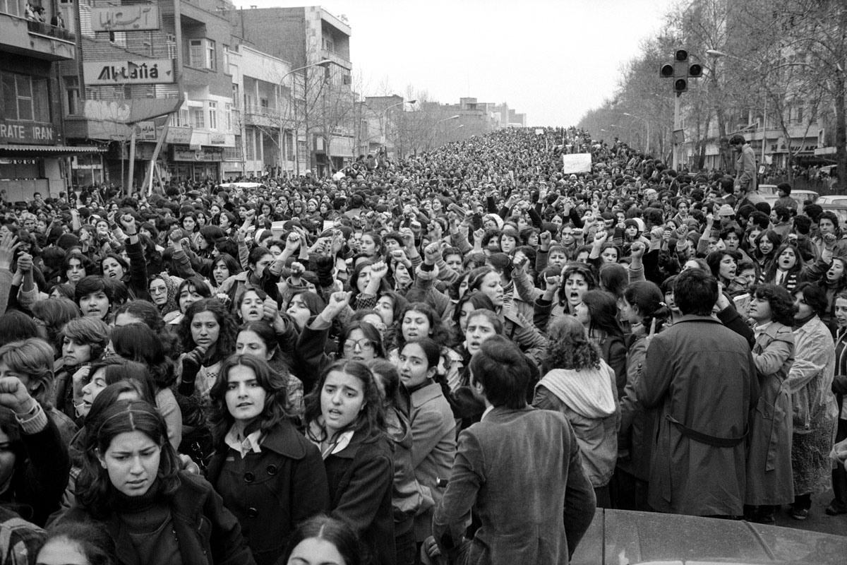 نساء يتظارهن في شوارع طهران.