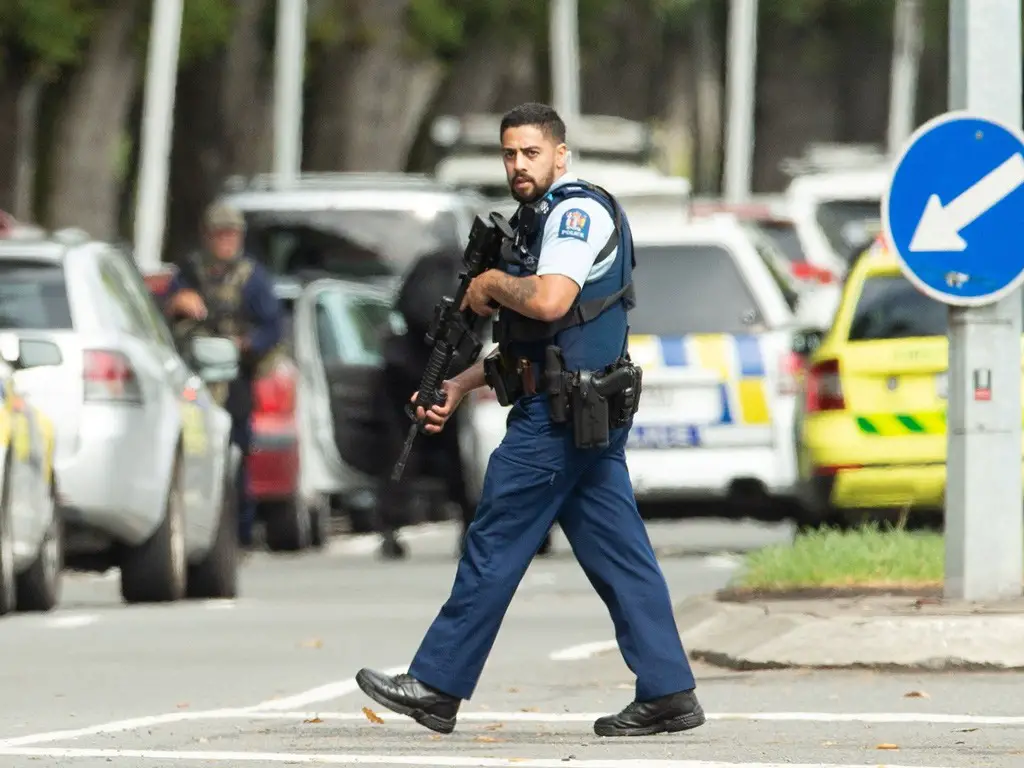 رجل شرطة مسلح يلحق بالقاتل الذي أطلق النار على المصلين في مسجد النور في منطقة (كريستشيرش) في نيوزيلندا.
