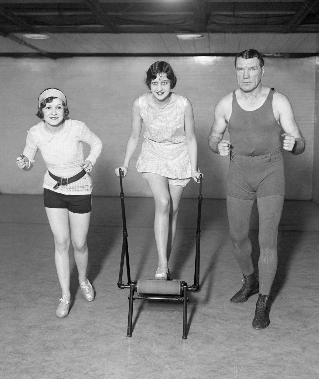 ممارسة الركض على آلة مشي ثابتة من طرف امرأة في عام 1928. صورة: Bettmann/Getty Images