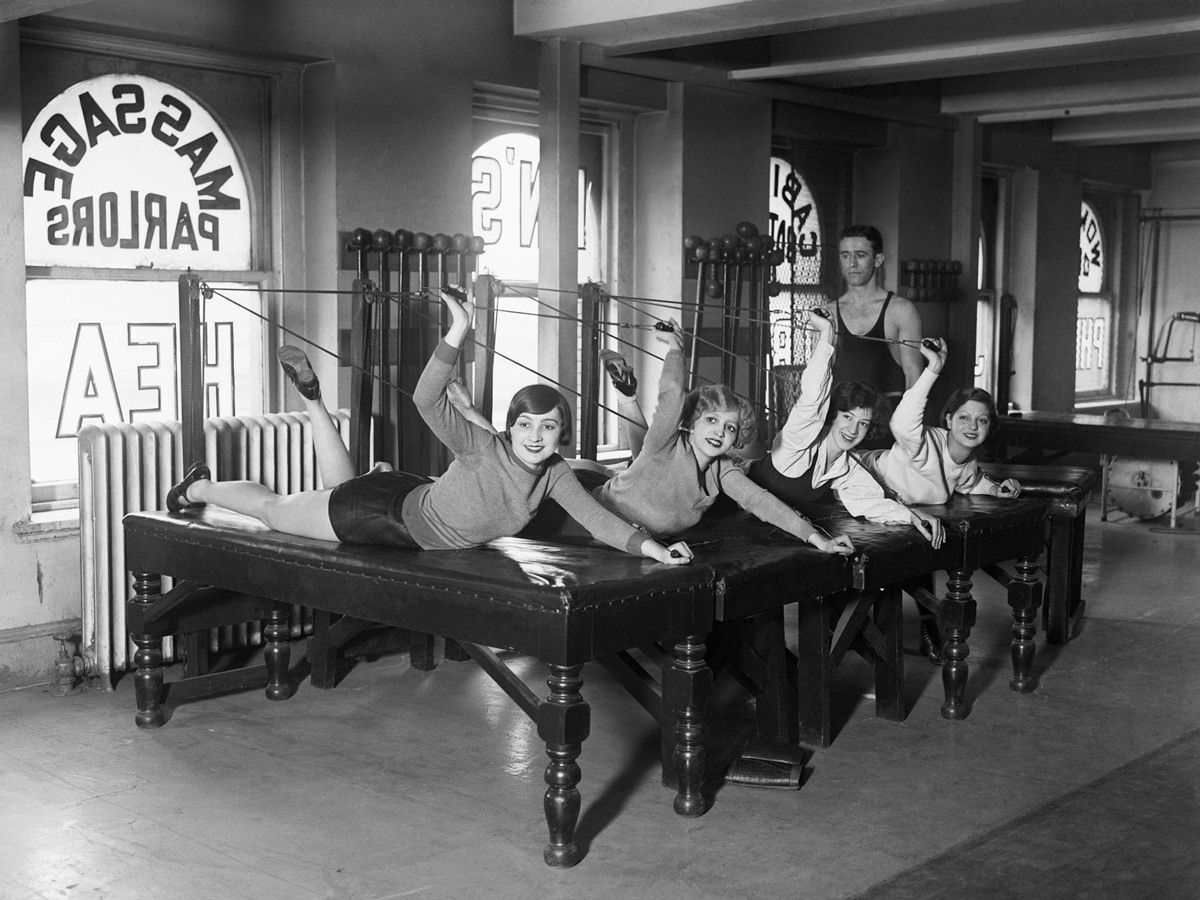 نساء يمارسن التمارين في صالة الرياضة سنة 1928. صورة: Bettmann/Getty Images