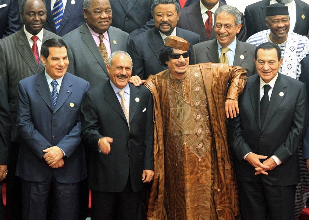 القذافي مع الزعماء العرب في إحدى القمم العربية.