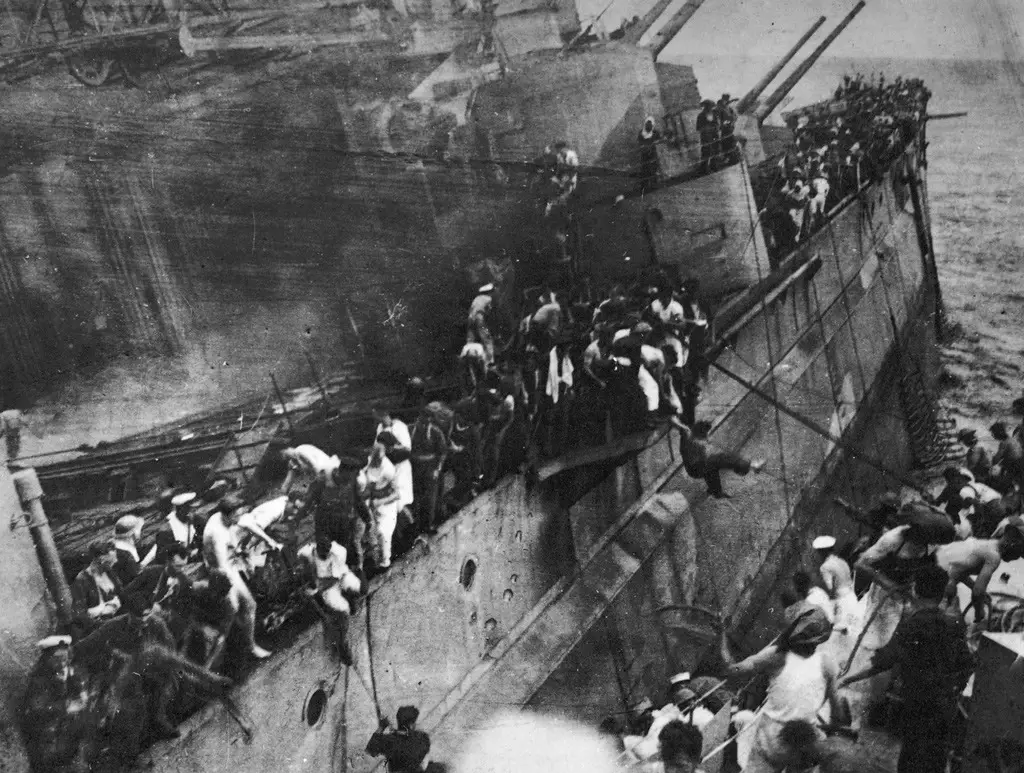 طاقم سفينة «أمير الويلز» يغادرها بعد إغراقها من طرف المقاتلات اليابانية.