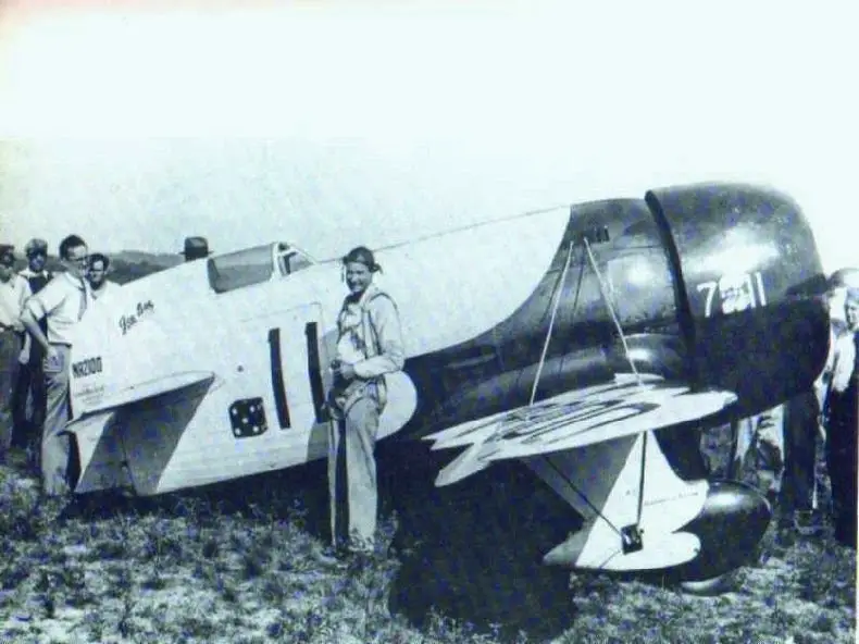 (راسل برودمان) قبل اول طيران تجريبي للـ(جي بي موديل آر)، والذي قُتل لاحقاً في حادثة تحطم نفس الطائرة.