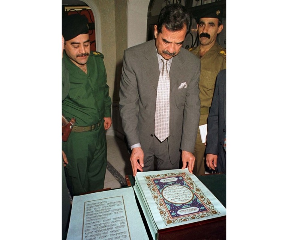 صدام حسين يتفقد المصحف سنة 2000.