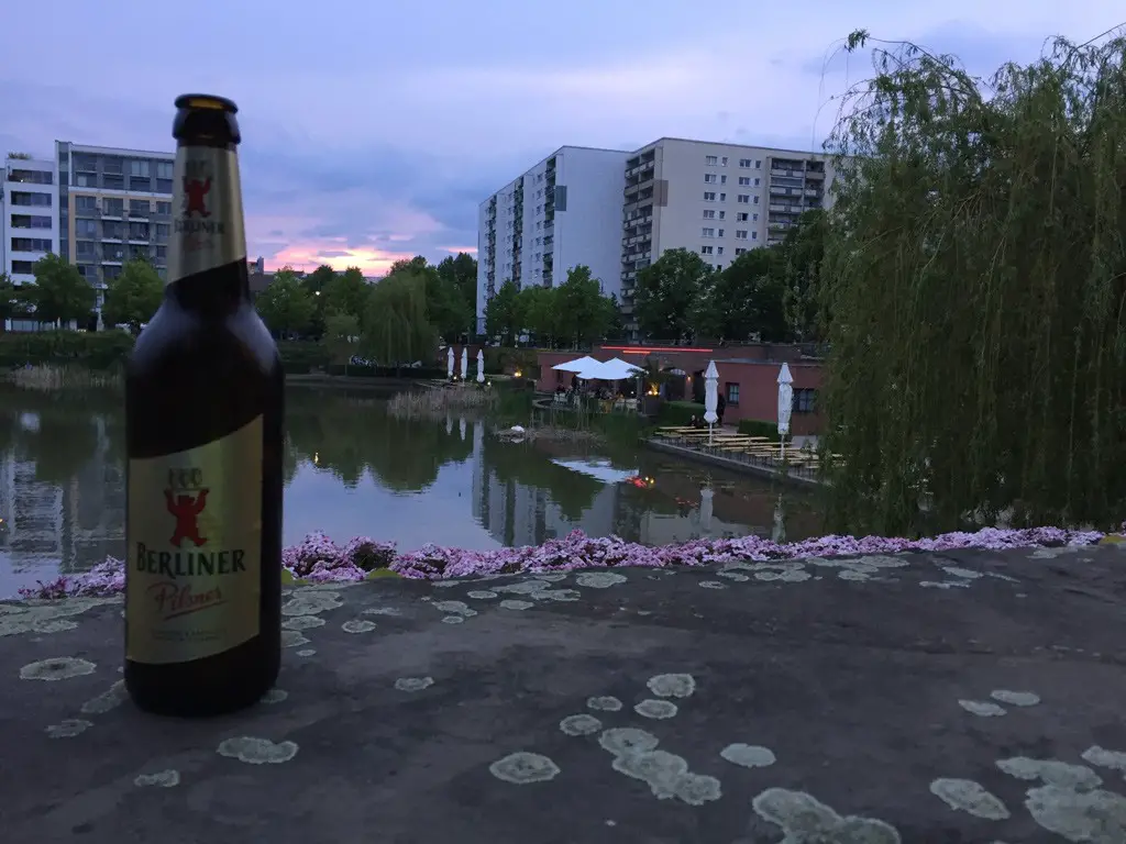 زجاجة خمر على ضفة نهر في برلين