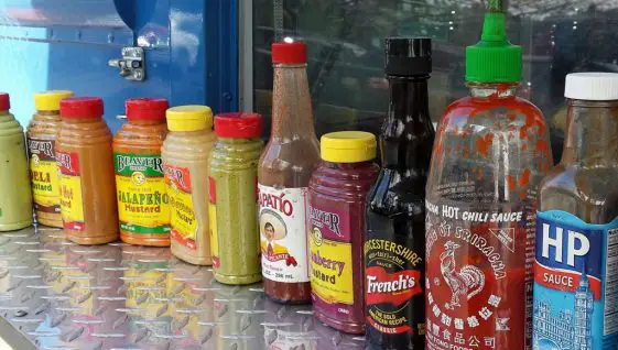 عبوات لأنواع مختلفة من الصلصة