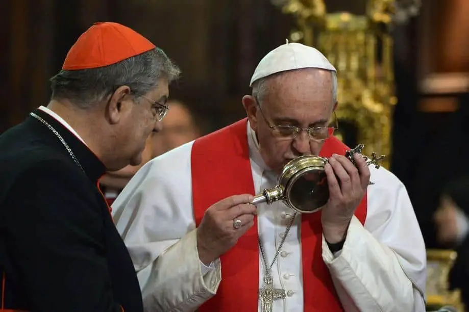 البابا فرانسيس يقبل دم القديس (جانياريوس).