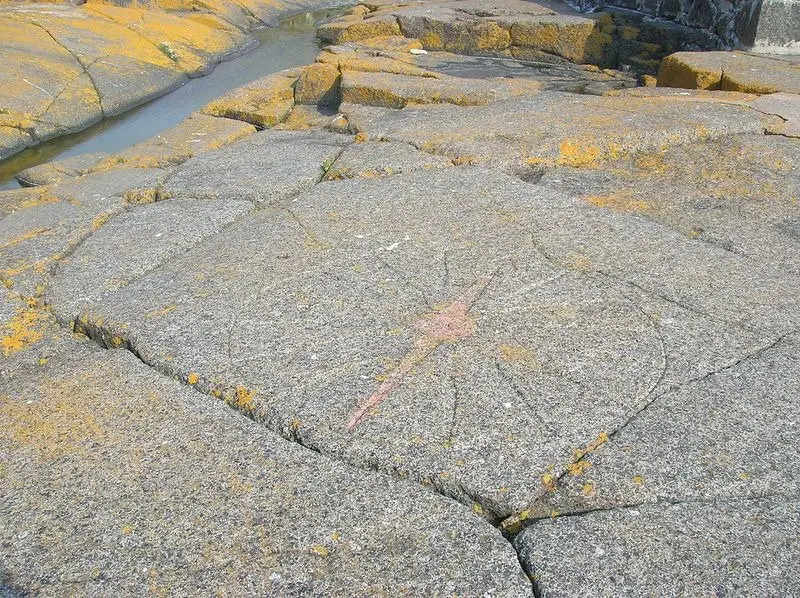 علامات حدودية على صخرة جزيرة (ماركت).