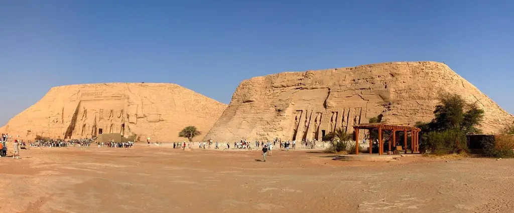أبو سمبل، على اليسار، وعلى اليمين معبد نفرتاري