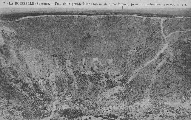 هذه الحفرة العملاقة سببها انفجار للغم بريطاني في يوم 1 يوليو عام 1916، وهو اليوم الأول من معركة السوم، حيث قامت القوات البريطانية بدفن 27 طناً من المتفجرات في حفرة عمقها 40 متر ومحيطها 300 متر.