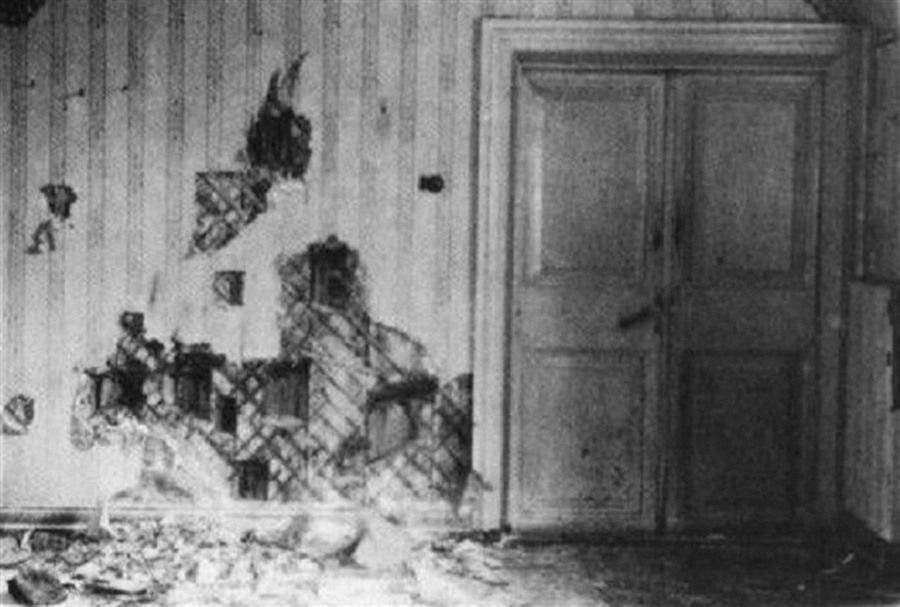 هذا هو قبو المنزل الذي تم فيه إطلاق النار على القيصر (نيكولاس الثاني)، وعلى بقية أفراد العائلة المالكة الروسية على يد خاطفيهم البلشفيين في 17 يوليو عام 1918 في مدينة (يكاترينبورغ) في روسيا.