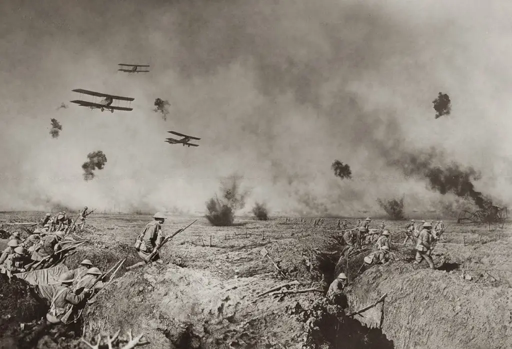 صورة مركبة من (فرانك هيلر) تبين لنا قيام الطائرات الحربية بدعم الجنود البريطانيين من الجو