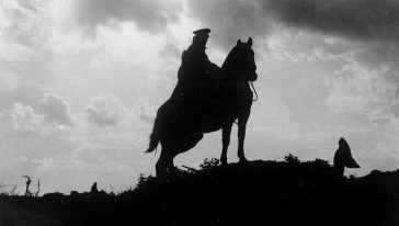 جندي ألماني يمتطي حصانا في الحرب العالمية الأولى