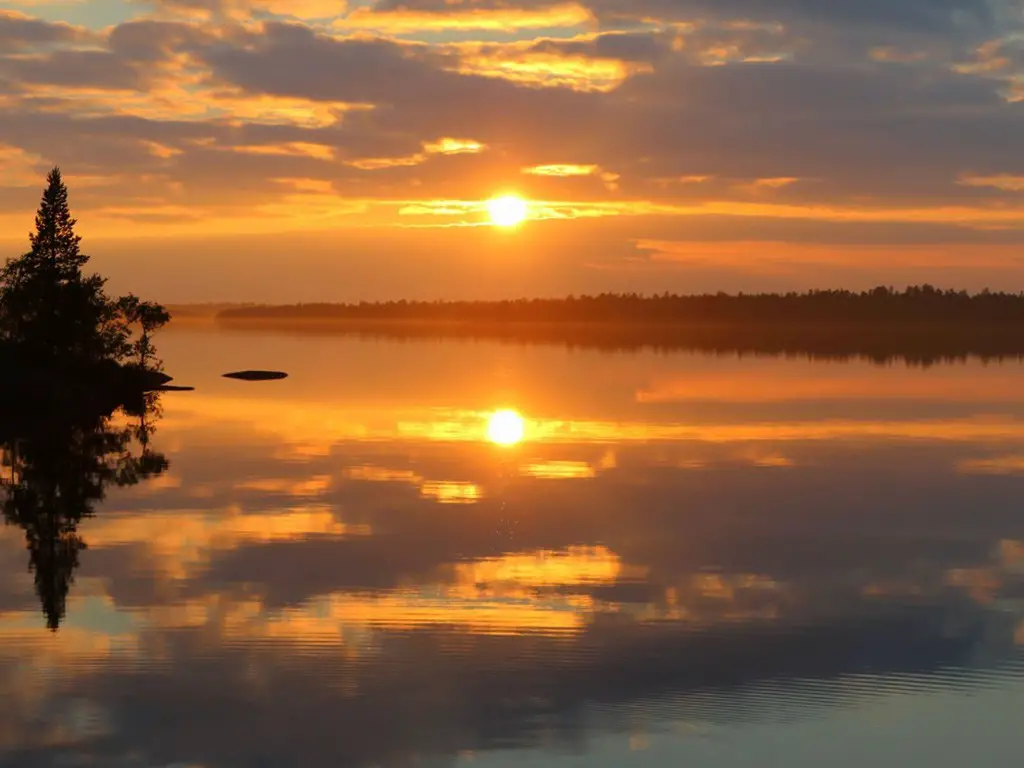 غروب الشمس في بحيرة (إيناري) الفنلندية. صورة: Judith Lienert/Shutterstock