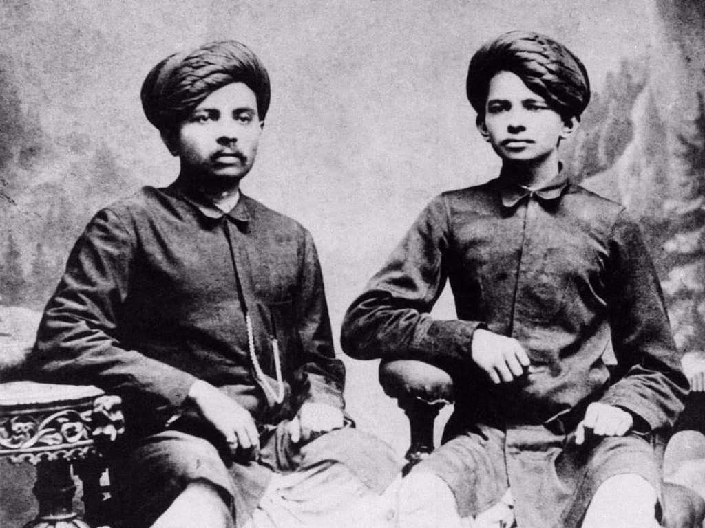(مهاتما غاندي) على اليمين، مع شقيقه (لاكسميداس) في سنة 1886.