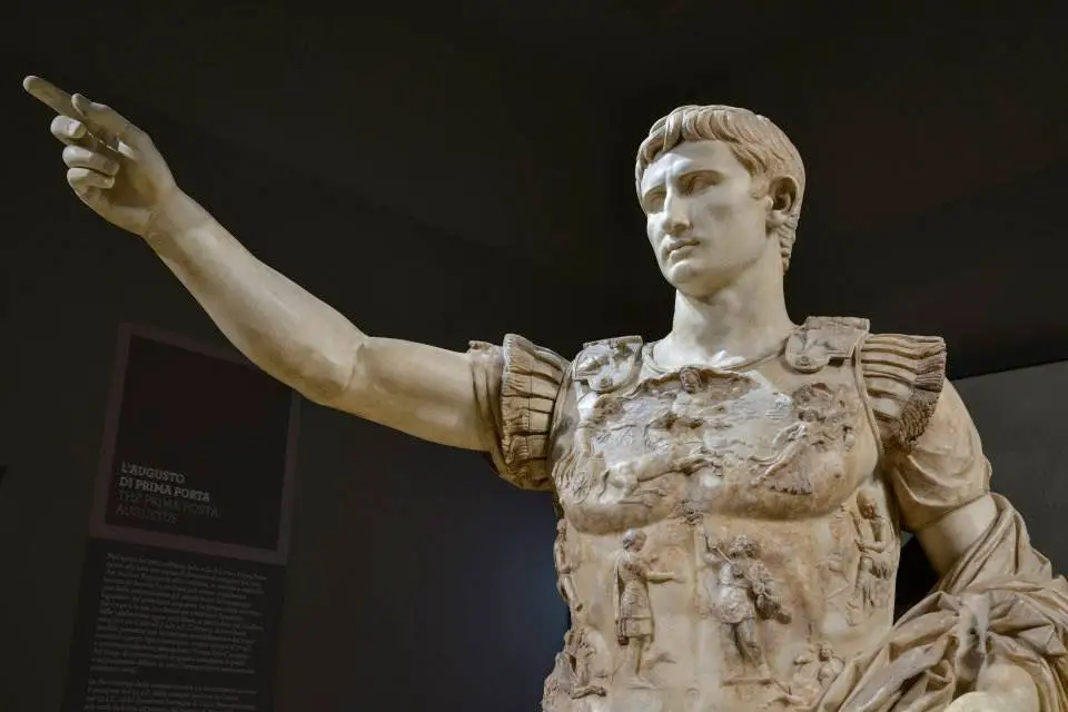 تمثال الإمبراطور أغسطس قيصر