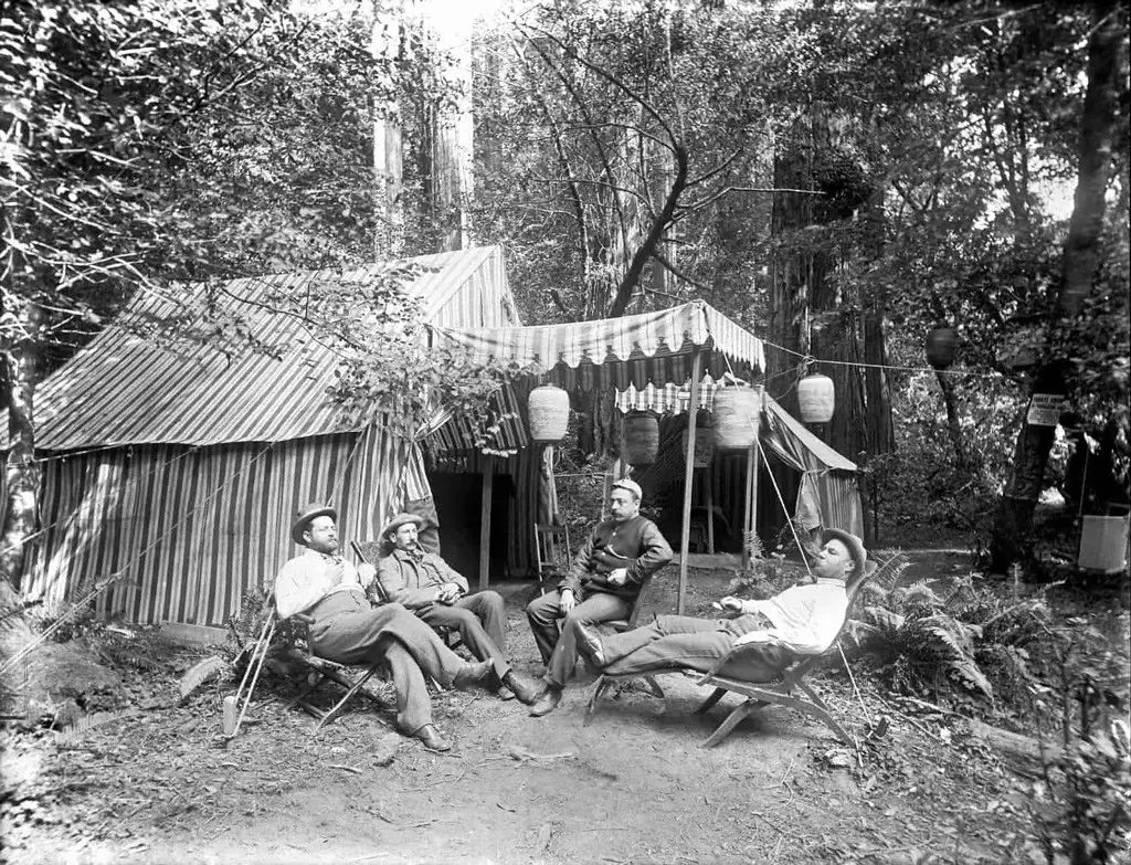 مخيم به رجال يجلسون خارج خيمة، البستان البوهيمي.