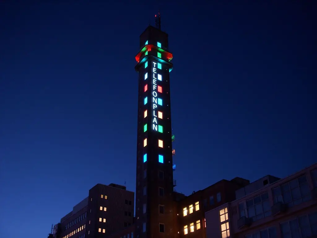 البرج مضاء في الليل في ستوكهولم