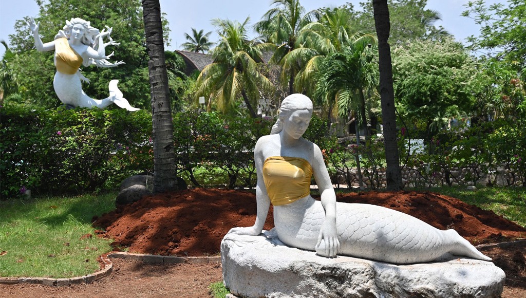 تمثالا حوريتا بحر في منتزه أندونيسي تمت تغطية الأقسام العلوية من أجسامهما