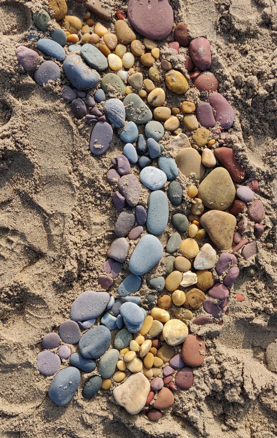 قوس قزح بالصخور في شاطئ