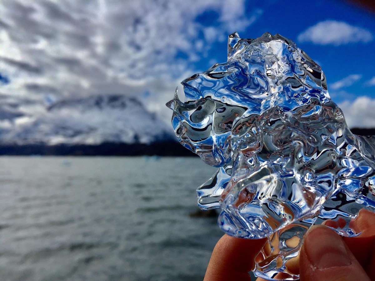 قطعة من الجليد الزجاجي عثر أحد عليها على الشاطئ