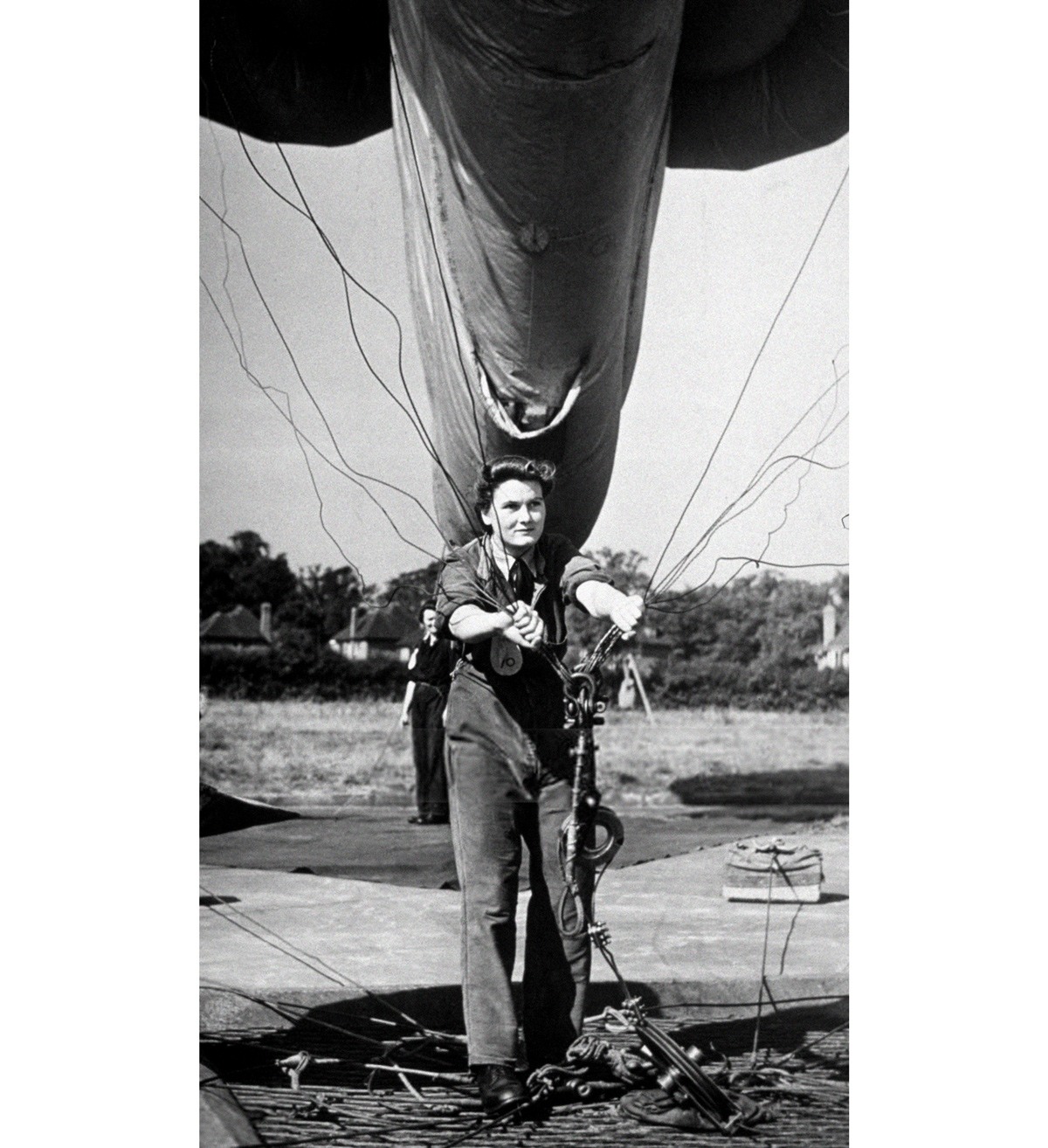إحدى أفراد القوات الجوية المساعدة النسائية تتدرب على التحكم في المنطاد، حوالي سنة 1942.