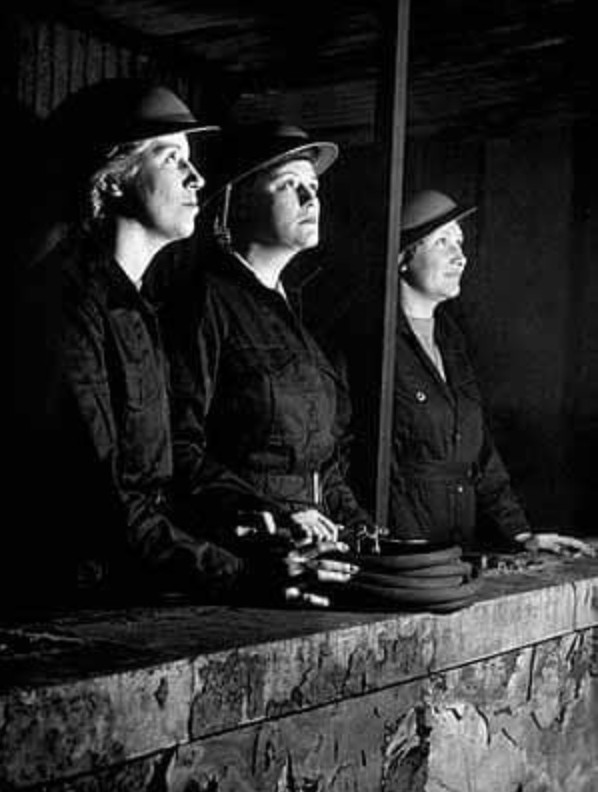 نساء مطافئ في الخدمة في الواحد والثلاثين أكتوبر سنة 1942.