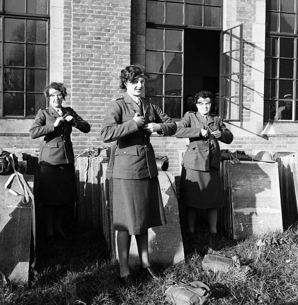 ظابطات الخدمة الإقليمية المساعدة يقمن بتغيير ملابسهن في (كامبرلي) بـ(سوراي) سنة 1944.