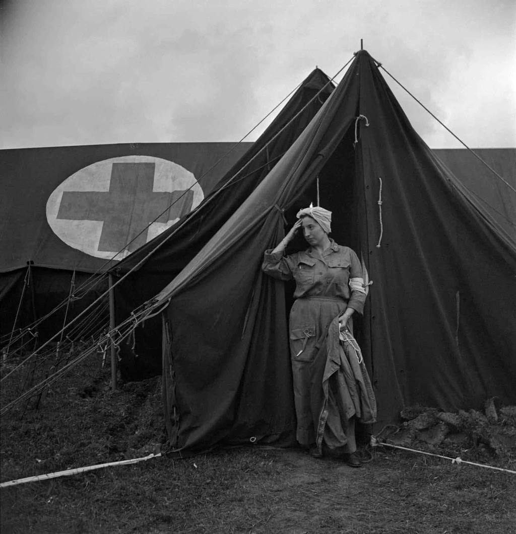 تظهر في هذه الصورة ممرضة منهكة في مستشفى الإجلاء رقم 44 في النورماندي في فرنسا سنة 1944.