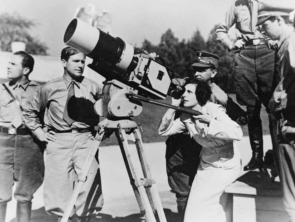 مخرجة الأفلام (ليني ريفنستاهل) تنظر عبر عدسات كاميرا كبيرة الحجم قبيل تصوير فيلم Nuremberg Rally in Germany سنة 1934 في ألمانيا.