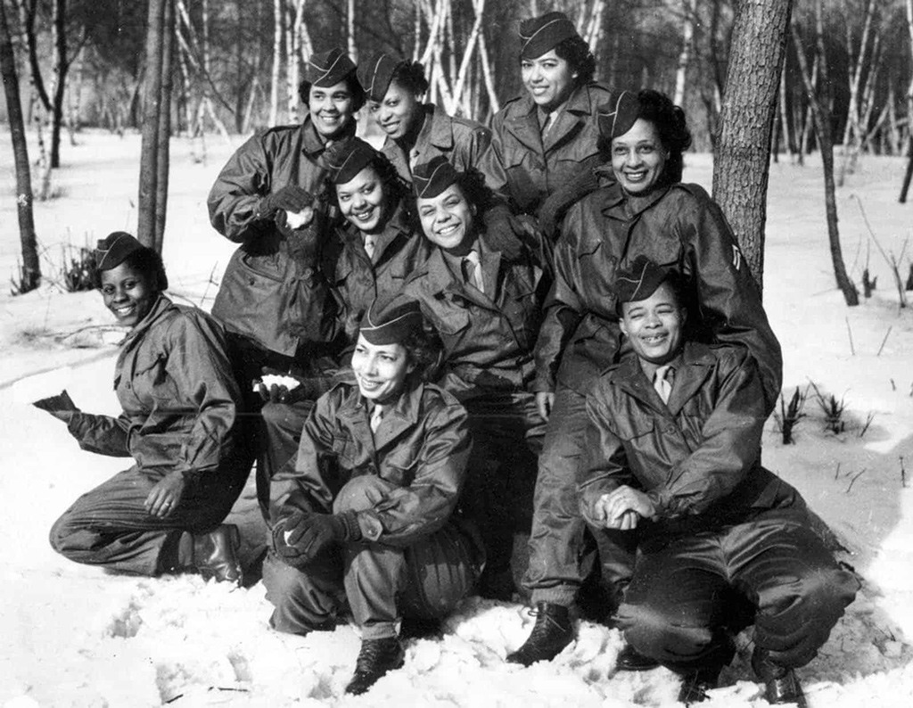 عضوات في سلك جيش النساء الأمريكي يتموضعن لالتقاط صورة في (كامب شانكس) في نيويورك قبل الانطلاق من ميناء نيويورك في الثاني من فبراير سنة 1945.