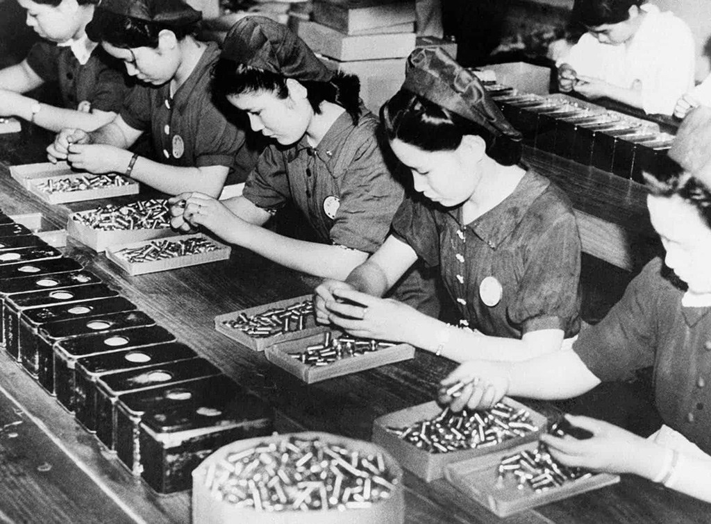 نساء يابانيات يدققن الفحص بحثاً عن أية أخطاء أو عيوب تشوب هذه القذائف والرصاصات الفارغة في أحد مصانع الذخيرة في اليابان في 30 سبتمبر 1941.