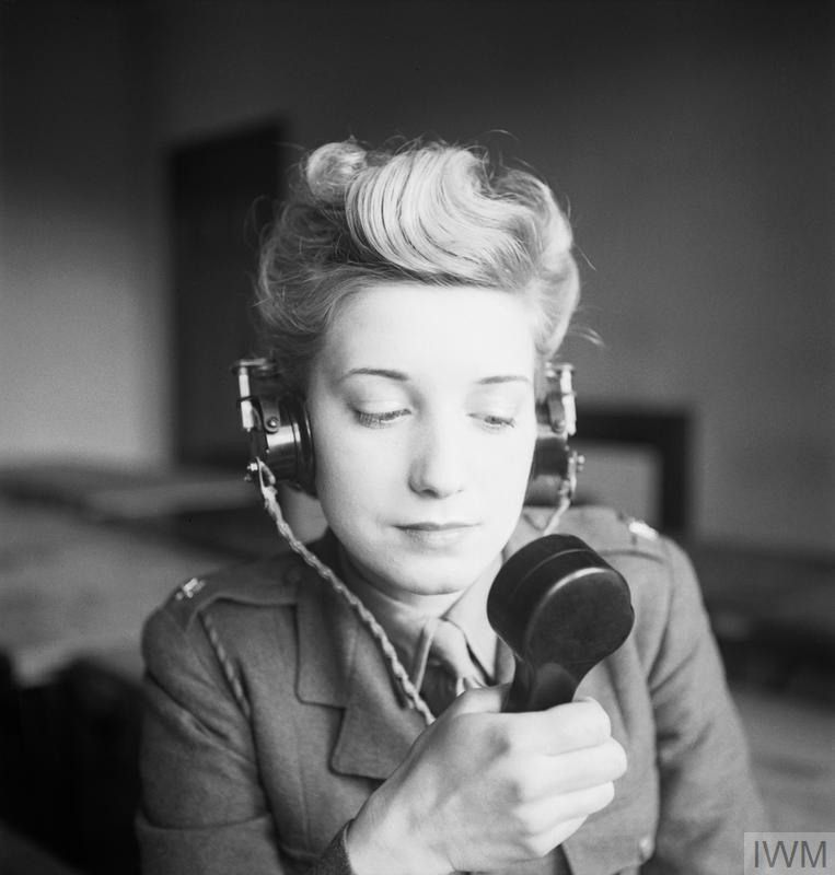 السيدة (إيليزابيث غوراي) تبعث برسالة راديو خلال الحرب العالمية الثانية.