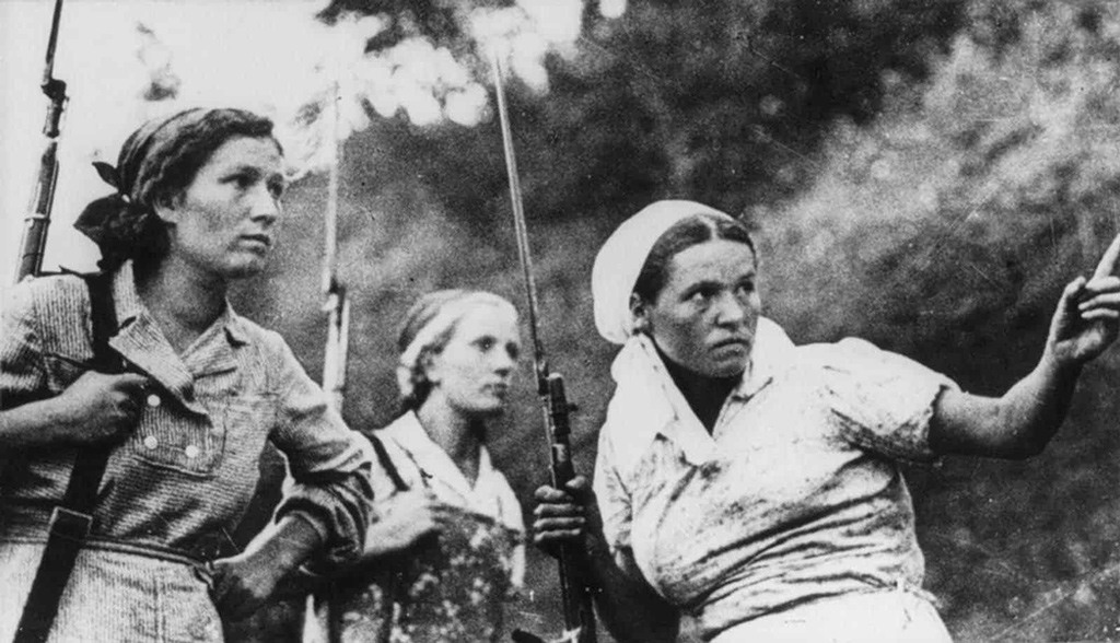 ثلاثة مقاتلات سوفييتيات في الخدمة في روسيا أثناء الحرب العالمية الثانية.