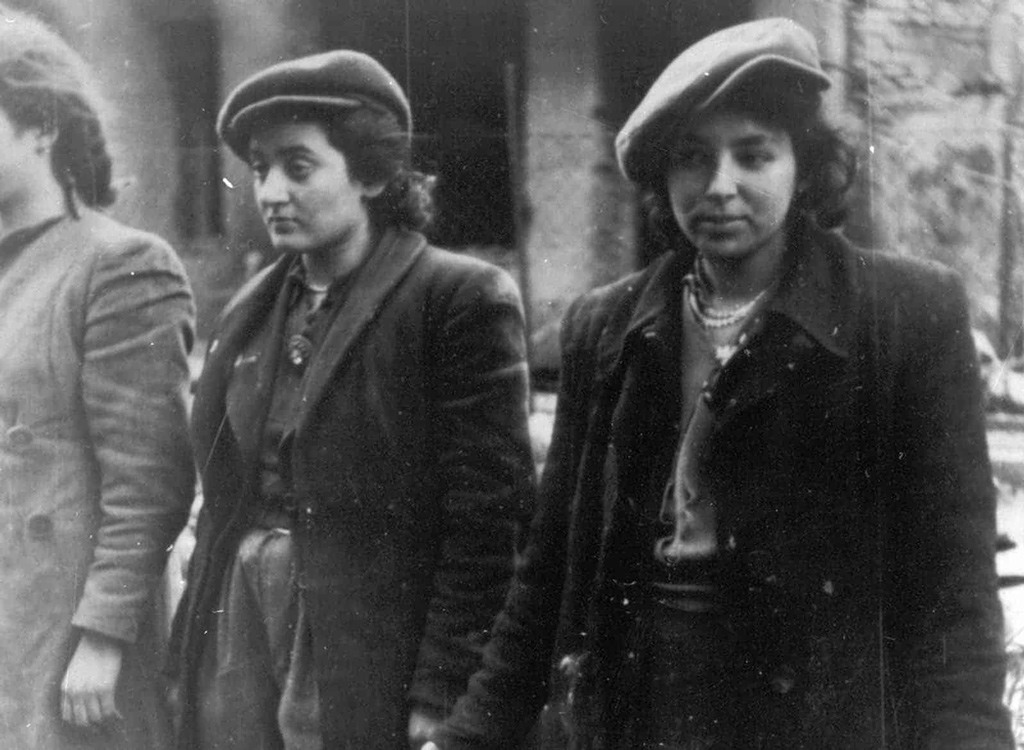 في هذه الصورة تم اعتقال مجموعة من النساء اليهوديات المقاتلات ضمن صفوف المقاومة المناهضة للنازية من طرف جنود قوات الـ(إس إس) الألمانية حوالي شهر أبريل أو مايو من سنة 1943. 