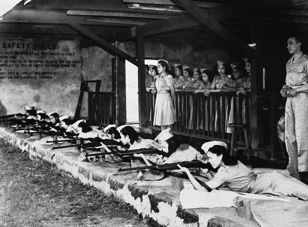 كان قد تم تشكيل أول سلك للنساء المقاتلات في حرب العصابات في الفيليبين زمن التقاط هذه الصورة، وكنّ يخضعن للتدريبات اللازمة على مستوى مخيمات مساعدة إقليمية نسائية محلية، في هذه الصورة يمكننا رؤيتهن يعملن بكدّ في الثامن من نوفمبر 1941.
