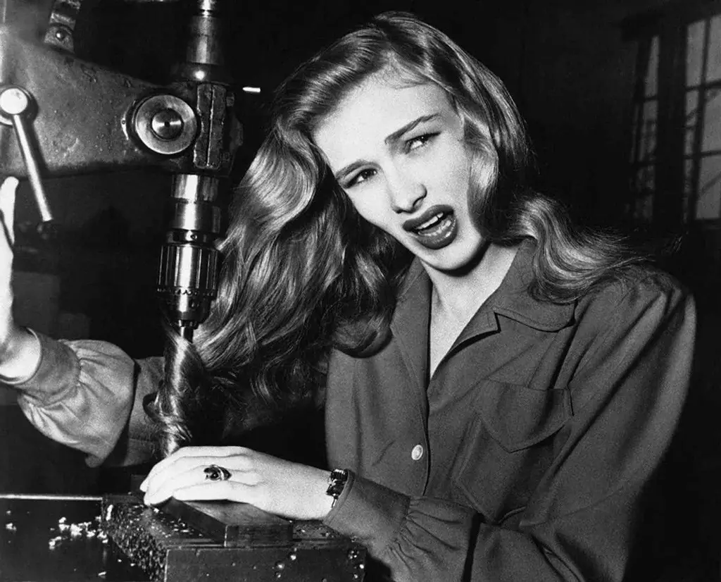 الممثلة السينمائية الأمريكية (فيرونيكا لايك) تستعرض كيف أنه يجب على العاملات في مجال الصناعات الحربية أن يقمن بقص شعورهن حتى لا يتعرضن للحوادث أثناء أداء مهامهن، في أحد المصانع في مكان ما في أمريكا في التاسع من نوفمبر سنة 1943.